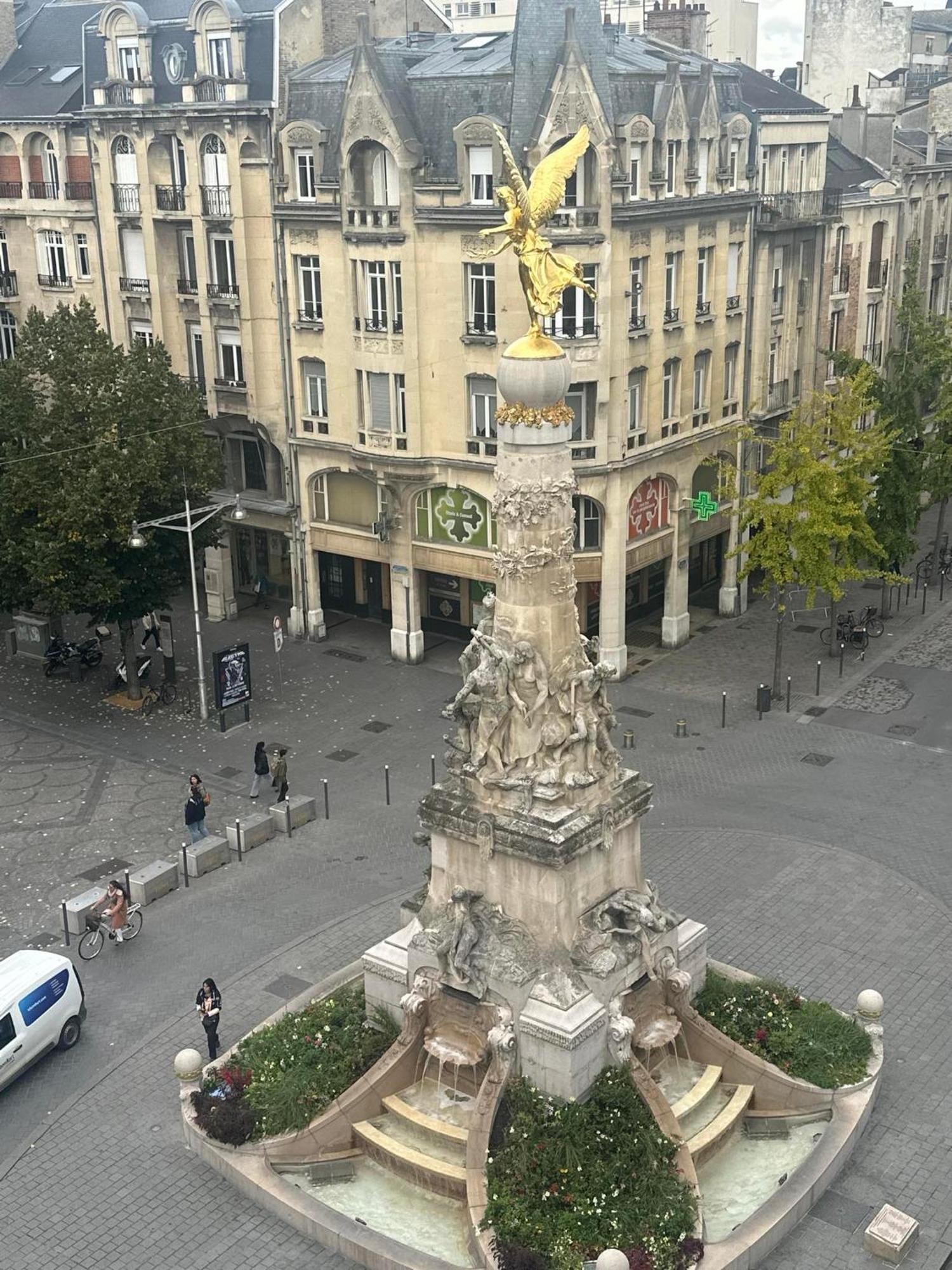 Victoria Hotel *
